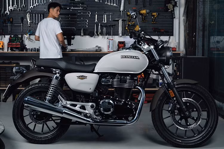 Cuối cùng là chắn bùn trước kéo dài giúp hạn chế bắn bẩn khi di chuyển trên đường ướt, các chi tiết mạ crom pha lẫn màu đen đẹp mắt... như một tuyên ngôn khẳng định đẳng cấp và giá trị biểu tượng mà dòng xe CB đã xây dựng qua nhiều thập kỷ.