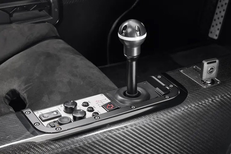 Trước đó, chiếc F1 này được mua thông qua cựu Giám đốc McLaren Cars - David Clark và đưa về McLaren để bảo dưỡng toàn diện. Tiếp đó, xe được chuyển đến chủ nhân sống tại New York khoảng 3 năm trước khi về California.