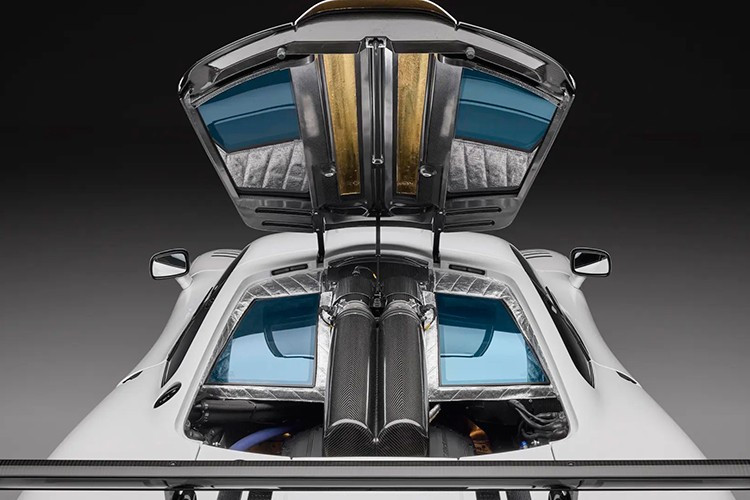 Nhờ di sản phi thường, McLaren F1 được xếp ngang hàng với Ferrari 250 GTO và Alfa Romeo 8C 2900 như một trong những sáng tạo ô tô vĩ đại nhất mọi thời đại. Các khía cạnh kỹ thuật và thành tựu của F1 được sử dụng phổ biến hơn như cấu hình 3 ghế ngồi với vị trí lái trung tâm, lớp lá vàng lót khoang động cơ để quản lý nhiệt độ, đầu CD Kenwood 10 đĩa siêu nhẹ được chế tạo đặc biệt.