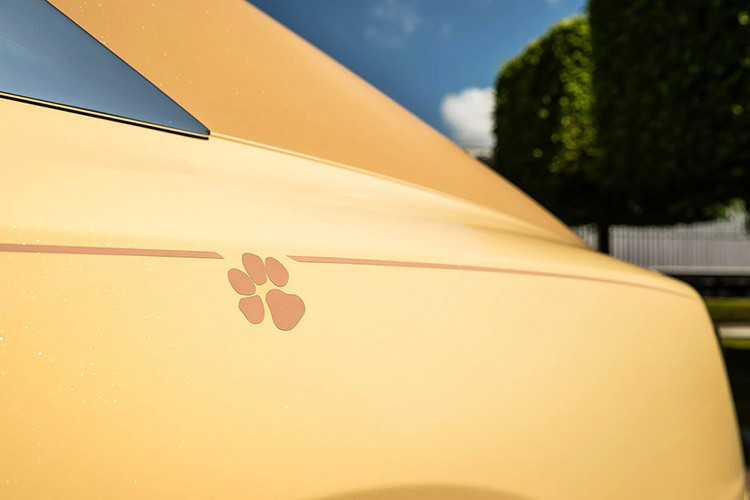 Dấu chân dọc theo đường coachline ở bên hông được sơn thủ công bằng vàng hồng, một tông màu trùng với biểu tượng Spirit of Ecstasy ở đầu xe.