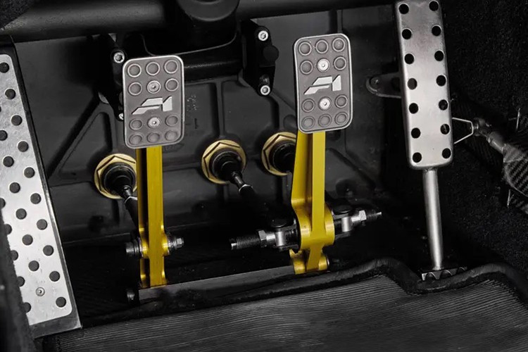 Lớp sơn ban đầu được đổi sang màu Ibis White hiện tại, bổ sung thêm bộ tăng lực ép xuống (High-Downforce Kit), gồm: cánh gió sau cố định thay cho cánh hoạt động tiêu chuẩn, cản trước và bộ tách gió lấy từ GTR, cùng các khe thoát gió theo thông số LM ở chắn bùn trước.