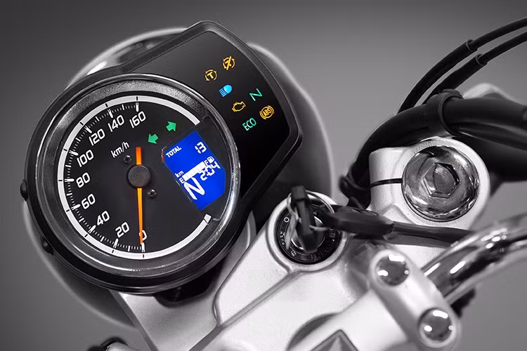 Cụm đồng hồ LCD đa chức năng trên CB350 H’ness cung cấp đầy đủ thông tin, từ lượng xăng và giờ, vị trí cấp số, mức tiêu thụ nhiên liệu trung bình, mức tiêu thụ nhiên liệu theo thời gian thực, điện áp ắc quy, quãng đường đi được cũng như lượng xăng còn lại trong bình.