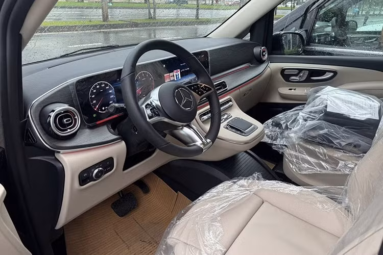 Khoang nội thất của V-Class 2025 vẫn tiếp tục thể hiện rõ đẳng cấp của một chiếc MPV hạng sang. Ngay cả bản V 300 Avantgarde tiêu chuẩn cũng được trang bị gần tương đương bản AMG cao cấp, với: cặp màn hình 12,3 inch hỗ trợ hệ thống giải trí MBUX mới nhất có kết nối Apple CarPlay/Android Auto không dây...