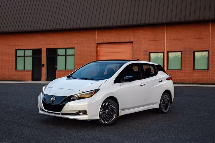 Nissan Leaf EV ﻿Trái ngược với những mẫu xe triệu đô, Nissan Leaf tiếp tục khẳng định vị thế “xe điện của số đông”. Thế hệ mới của xe được nâng cấp pin làm mát bằng chất lỏng, hỗ trợ sạc nhanh 150 kW giúp rút ngắn thời gian nạp điện đáng kể. Với hai tùy chọn công suất, tối đa 214 mã lực, Leaf là minh chứng cho việc điện khí hóa không chỉ dành cho xe sang, mà còn hướng đến đại chúng.