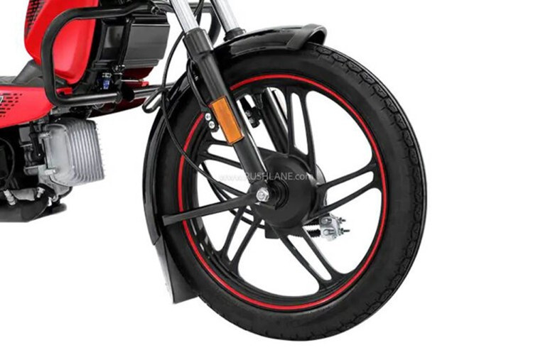 Động cơ kết hợp với hộp số đơn cấp, giúp xe đạt vận tốc tối đa 58 km/h. Dung tích bình xăng là 4 lít, và trọng lượng xe giữ nguyên ở mức 89 kg, mặc dù có sự thay đổi về cấu trúc bánh xe.