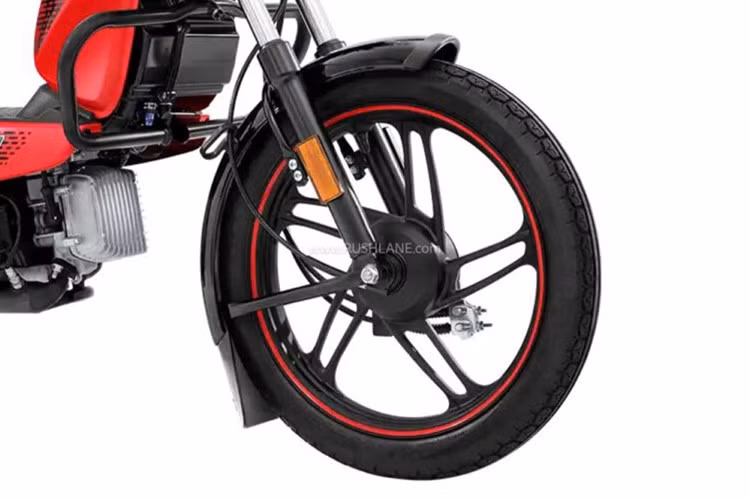 Động cơ kết hợp với hộp số đơn cấp, giúp xe đạt vận tốc tối đa 58 km/h. Dung tích bình xăng là 4 lít, và trọng lượng xe giữ nguyên ở mức 89 kg, mặc dù có sự thay đổi về cấu trúc bánh xe.