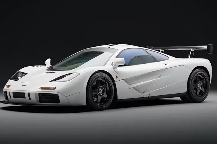 McLaren F1 phiên bản đường phố số thứ tự 14/64 thuộc sở hữu Hoàng gia Brunei với màu ngoại thất Titanium Yellow và nội thất Đen. Đến năm 2007, xe đổi sang màu Ibis White và bổ sung bộ tăng lực ép xuống (High-Downforce Kit) cùng nội thất theo thông số LM, hộp dụng cụ Facom nguyên bản và bộ hành lý hai món.