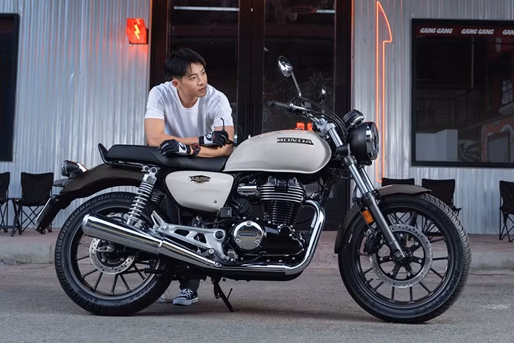 Honda CB350 H’ness hoài cổ là mẫu mô tô phân khối lớn đã lần đầu tiên ra mắt thị trường Việt Nam vào hồi cuối tháng 1/2024. Sau gần 2 năm, mẫu xe này đã ra mắt phiên bản mới cho năm 2025.