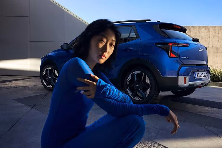 Về trang bị an toàn và hỗ trợ người lái, Stonic mới được bổ sung các tính năng như kiểm soát hành trình thông minh theo định vị, hỗ trợ lái trên đường cao tốc, cảnh báo va chạm điểm mù và cảnh báo mở cửa khi có phương tiện từ phía sau.