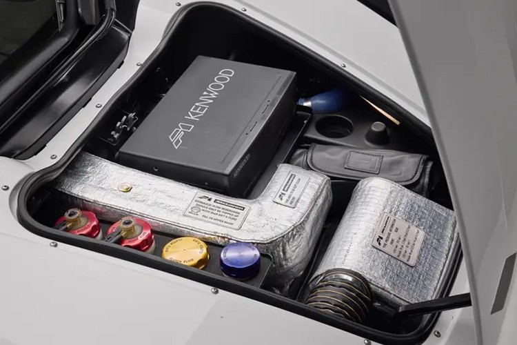 Nội thất cũng được làm mới với hệ thống điều hòa cải tiến và chuyển đổi sang thông số LM, gồm ghế lái kiểu xe đua mới và sử dụng sợi carbon nhiều hơn. Tổng chi phí cải tạo chassis 014, được ghi lại qua hơn 450 bức ảnh, vượt quá 500.000 USD. Sau khi hoàn thành, xe được bàn giao chính thức cho chủ sở hữu tại Trung tâm Công nghệ McLaren nổi tiếng do Norman Foster thiết kế.