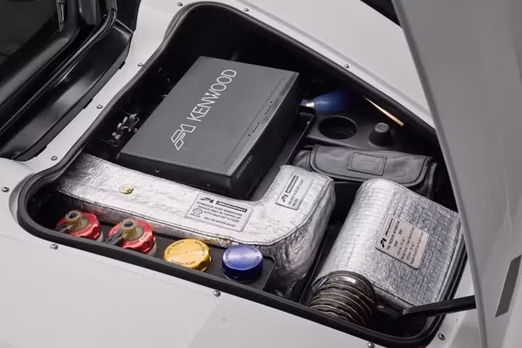 Nội thất cũng được làm mới với hệ thống điều hòa cải tiến và chuyển đổi sang thông số LM, gồm ghế lái kiểu xe đua mới và sử dụng sợi carbon nhiều hơn. Tổng chi phí cải tạo chassis 014, được ghi lại qua hơn 450 bức ảnh, vượt quá 500.000 USD. Sau khi hoàn thành, xe được bàn giao chính thức cho chủ sở hữu tại Trung tâm Công nghệ McLaren nổi tiếng do Norman Foster thiết kế.