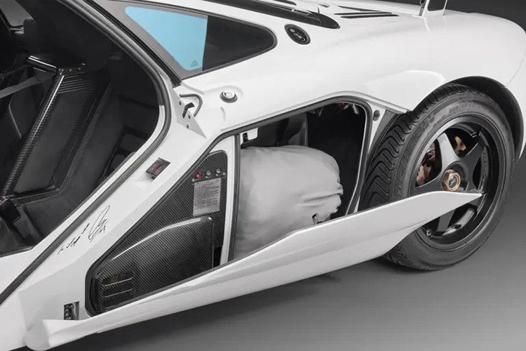 Tương tự như tốc độ tối đa là kết quả phụ chứ không phải mục tiêu chính trong quá trình phát triển F1, chiếc xe không được thiết kế để đua. Nó được tạo ra dành cho đường phố và ngay từ ban đầu Gordon Murray đã phản đối việc điều chỉnh F1 cho thi đấu.