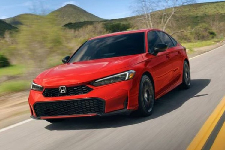 Honda Civic HEV ﻿Trong phân khúc phổ thông, Civic Hybrid gây chú ý nhờ động cơ xăng 2.0L chu kỳ Atkinson kết hợp cùng hai mô-tơ điện thông minh. Hệ thống này vừa đảm nhiệm vai trò truyền động, vừa tái tạo năng lượng sạc pin. Nhờ đó, xe mang lại trải nghiệm lái thể thao, nhạy bén nhưng vẫn tiết kiệm nhiên liệu. Civic Hybrid cho thấy xu hướng điện hóa không chỉ dừng lại ở xe cao cấp, mà đang dần phổ biến tới số đông người dùng.