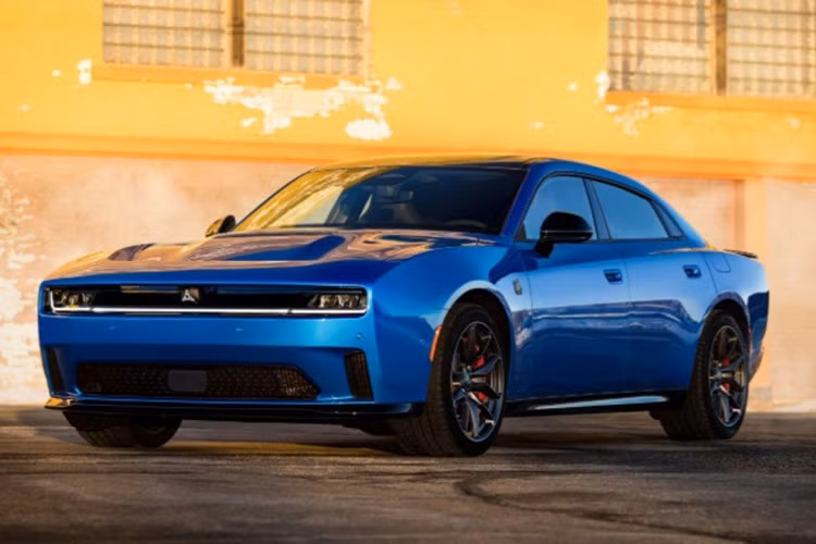 Dodge Charger Daytona EV ﻿Huyền thoại “cơ bắp Mỹ” nay bước vào kỷ nguyên mới với trái tim điện. Charger Daytona EV sở hữu công suất 670 mã lực, xe có thêm chế độ Power Shot giúp tăng lực tức thì khi cần. Kiểu dáng đậm chất hoài cổ được kết hợp cùng công nghệ hiện đại, khiến mẫu xe này trở thành “chiếc cầu nối” hoàn hảo giữa tinh thần muscle car truyền thống và tương lai điện hóa.