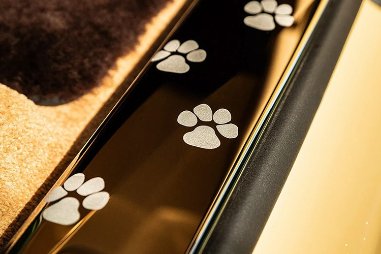 Được hoàn thiện bằng Crystal Fusion đặt làm riêng trên nền da Beautiful Bailey, chiếc Spectre độc ​​nhất vô nhị này còn tôn vinh người bạn thân thiết nhất của con người với điểm nhấn Dark Spice và Casden Tan cho nội thất Moccasin và Creme Light. Cả Casden Tan và Beautiful Bailey đều được lấy cảm hứng từ chính chú chó cưng của khách hàng.