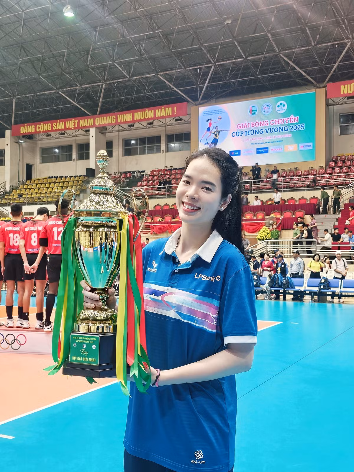 Khác với hình ảnh mộc mạc trên sân, Thanh Thúy ngoài đời luôn chỉn chu, yêu thích phong cách trang điểm ngọt ngào, đôi khi thử nghiệm tone châu Âu. Gu thời trang của cô trẻ trung, nữ tính, với những bộ váy thanh lịch là lựa chọn yêu thích.