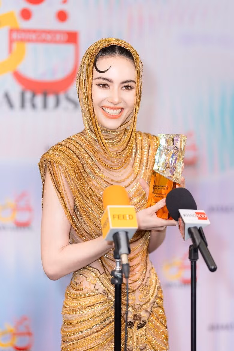 Kiểu dáng ôm sát tôn lên đường cong gợi cảm, đồng thời toát lên khí chất sang trọng và quyền lực của nữ diễn viên.