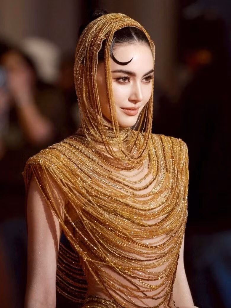 Phần chiết eo ôm gọn cùng những họa tiết Champa được đính kết cầu kỳ đã tạo nên hiệu ứng thị giác mạnh mẽ, khiến Davika trông như một nữ thần bước ra từ thần thoại.