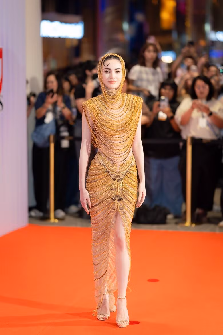 Mới đây, xuất hiện tại thảm đỏ ở sự kiện tại Bangkok, nữ diễn viên Mai Davika khiến truyền thông bùng nổ với diện mạo lộng lẫy tựa nữ thần.