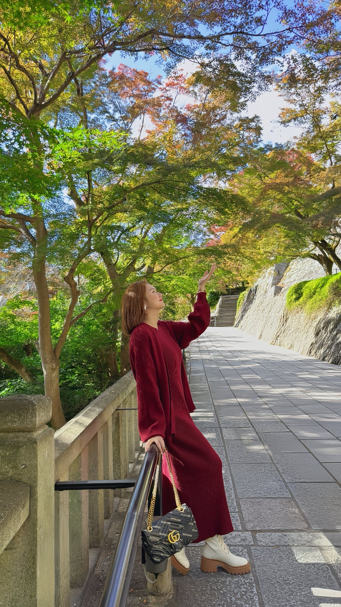 Cách đây không lâu, Hương Giang từng gây chú ý khi chia sẻ trạng thái kỷ niệm 3 năm gắn bó với chồng doanh nhân. Bài đăng nhanh chóng nhận được hàng chục nghìn lượt thích và bình luận từ khán giả, đồng nghiệp.