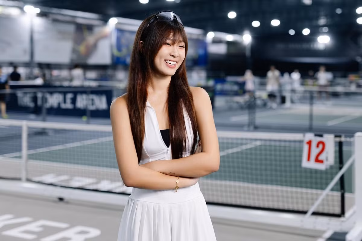 Ngoài việc tỏa sáng trên sân tập pickleball, Nàng Kim còn cho thấy sức hút của mình ở mọi khoảnh khắc đời thường. Từ những shoot hình dạo phố, phòng gym cho đến các concept thời trang cá tính, cô nàng đều dễ dàng thu hút sự chú ý nhờ gu ăn mặc tinh tế và thần thái tự tin.