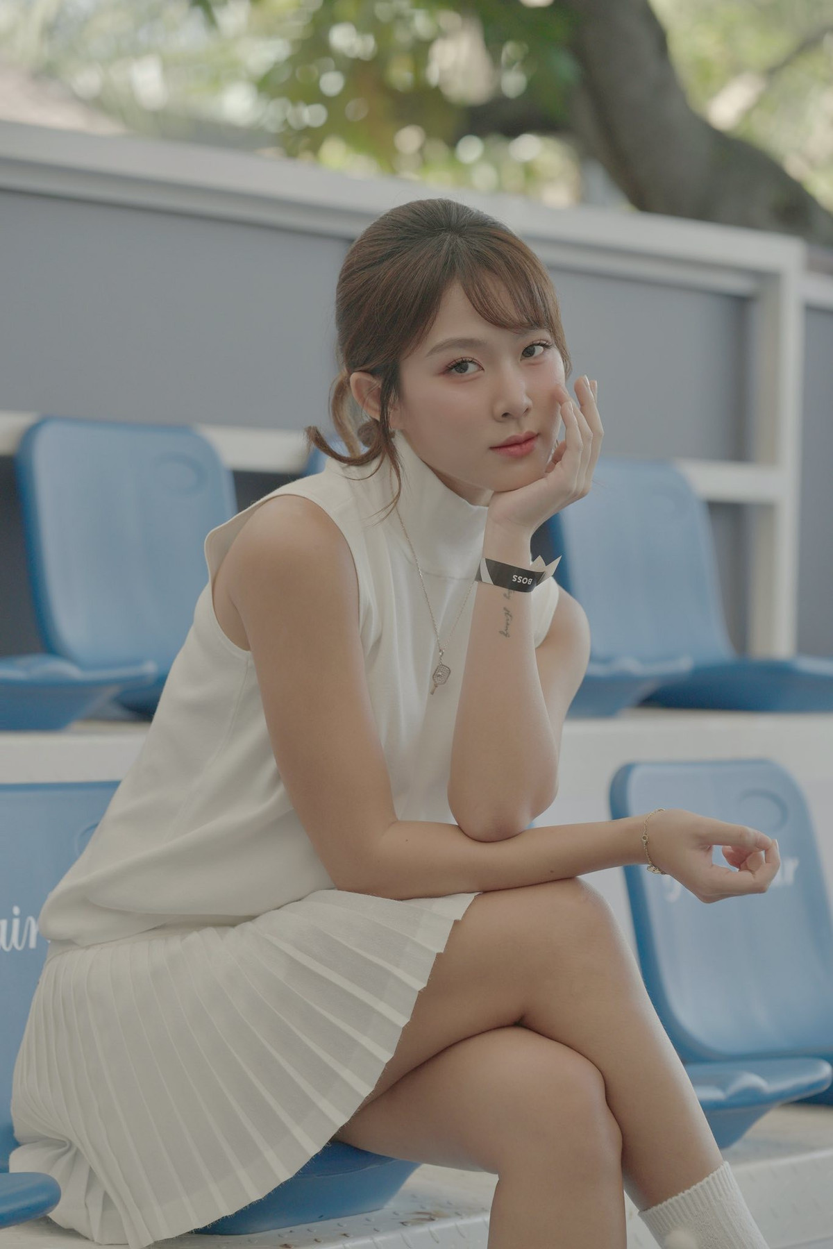 Không cần tạo dáng quá cầu kỳ, từng khoảnh khắc chuyển động tự nhiên của Nàng Kim trên sân pickleball cũng đủ để tạo nên những bức hình đầy cuốn hút. Nhiều cư dân mạng không ngần ngại dành lời khen cho nhan sắc ngày càng thăng hạng cùng vóc dáng săn chắc, khỏe khoắn của cô nàng.