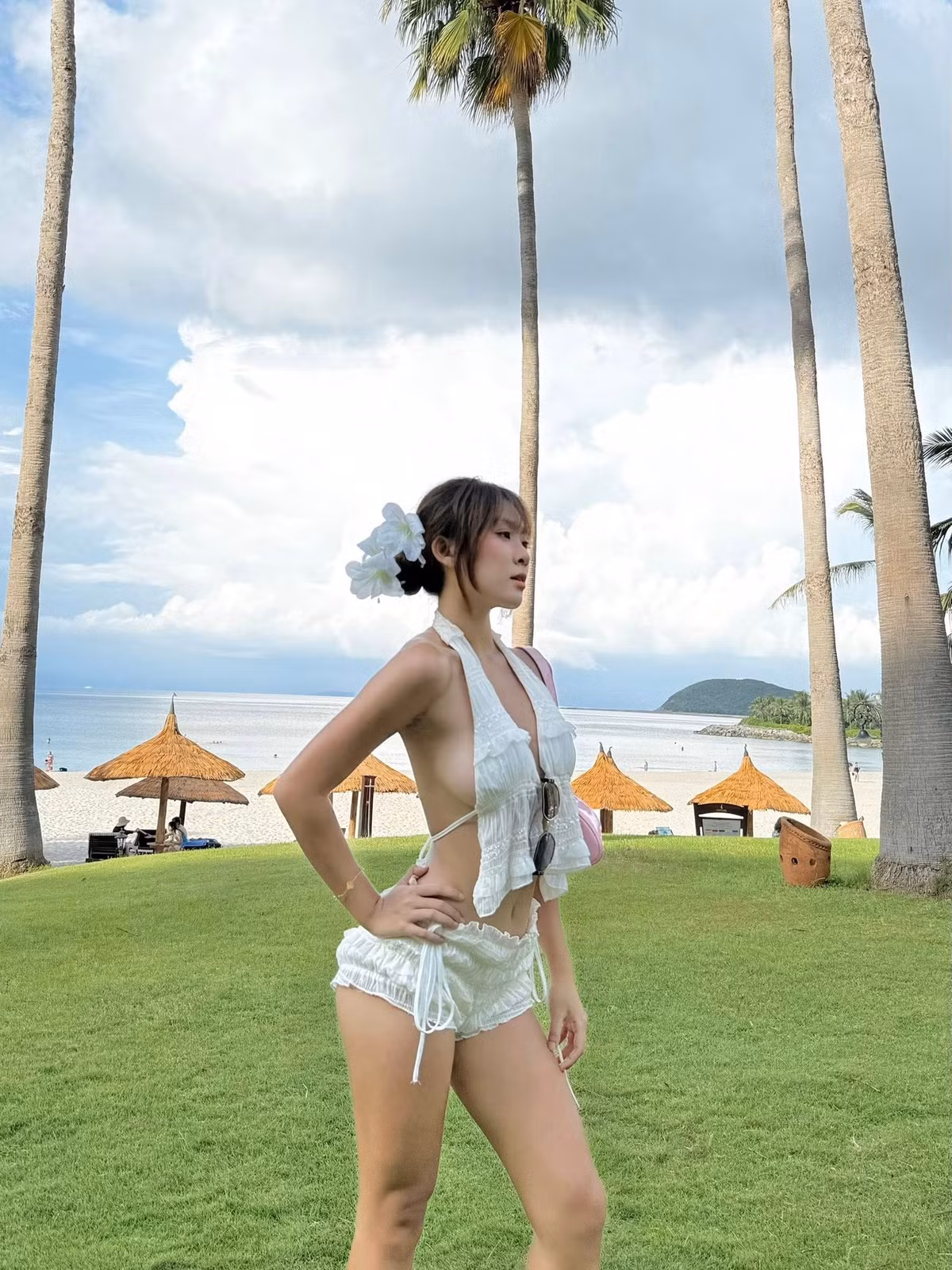 Chính sự gần gũi, thân thiện cùng phong cách chia sẻ cởi mở đã giúp Nàng Kim trở thành một trong những hot girl rất được lòng cộng đồng mạng. Dưới mỗi bài đăng, không khó để bắt gặp hàng loạt bình luận khen ngợi, động viên cũng như sự ủng hộ nhiệt tình từ người hâm mộ.