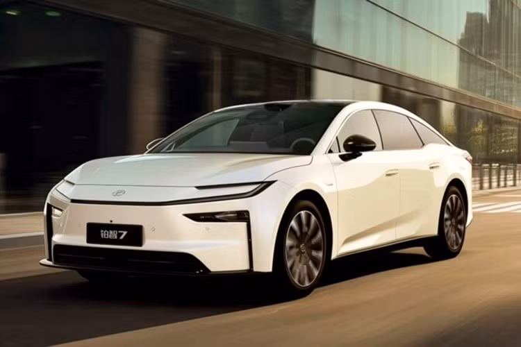 Khoang lái bZ7 tiếp tục nhấn mạnh triết lý xe năng lượng mới với vô-lăng ba chấu, bảng đồng hồ thiết kế hình thang, màn hình trung tâm cỡ lớn, hệ thống đèn viền nội thất và sạc điện thoại không dây. Kích thước màn hình cũng như cấu hình chi tiết dự kiến sẽ được Toyota công bố trong thời gian tới.