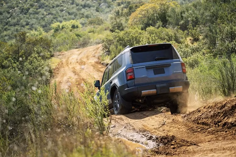 Ngoài ra, khách hàng có thể trang bị thêm cửa sổ trời giá 850 USD, ống xả thể thao cat-back 1.395 USD, bậc lên xuống bằng thép 700 USD, giá nóc 1.440 USD hoặc gói tấm bảo vệ gầm 805 USD.