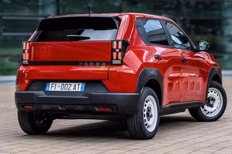 Nếu bạn đang tìm kiếm sức mạnh cho chiếc Grande Panda của mình, phiên bản điện chính là lựa chọn phù hợp. Động cơ điện vận hành xe lấy điện từ pin 44kWh và biến năng lượng này thành sức mạnh 113 mã lực.