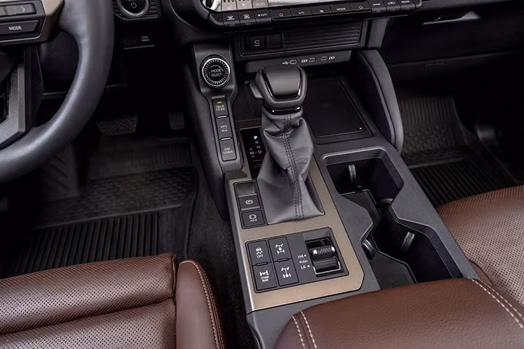 Cacs trang bị tiên ích khác còn có gương chiếu hậu điện tử, hộp lạnh trong bệ trung tâm, màn hình hiển thị HUD, hỗ trợ chuyển làn và cảnh báo phương tiện cắt ngang phía trước.