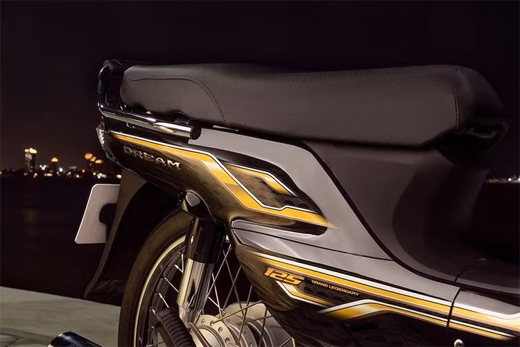 Honda Dream 2026 còn sử dụng lốp không săm, khung sườn thép chắc chắn và đạt độ bền cao dưới điều kiện thời tiết khắc nghiệt. Màu sắc đa dạng gồm đỏ cổ điển, đen nhám, bạc kim loại và phiên bản vàng đặc biệt, hướng đến nhiều đối tượng người dùng.