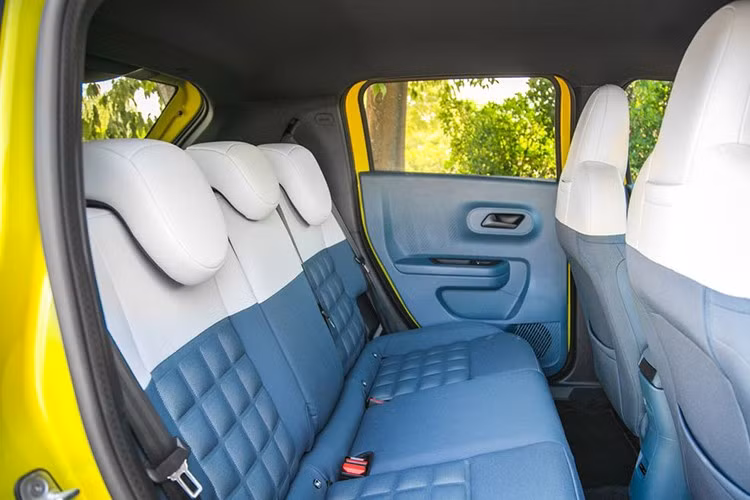 Như vậy, Grande Panda 2025 đã làm được điều đó một cách thành công, đặc biệt là khi những đường nét này được kết hợp với một số màu sắc mà nhà sản xuất ôtô cung cấp cho xe, bao gồm đỏ Passione Red, vàng Limone Yellow hoặc Luna Bronze.