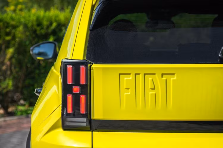 Phiên bản tầm trung Icon sở hữu tất cả những tính năng trên và được trang bị đèn LED ở cả hai đầu, màn hình cảm ứng 10,25 inch và tính năng phản chiếu điện thoại thông minh không dây.