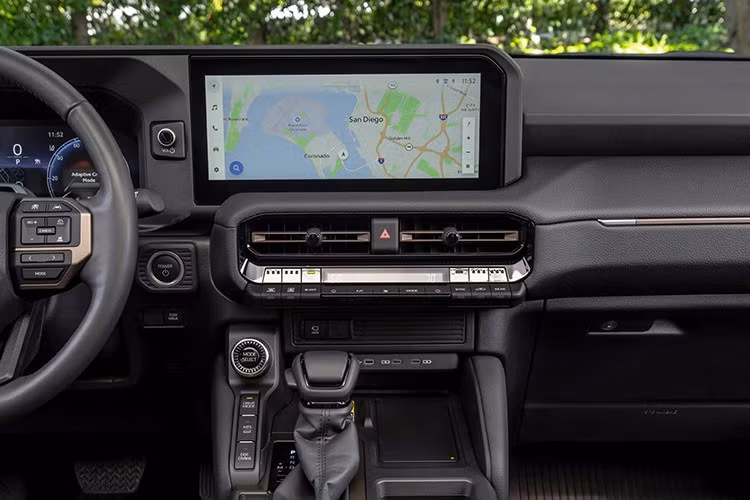 Toyota cung cấp loạt trang bị tùy chọn cho Land Cruiser 2026. Nổi bật nhất là gói Premium Package trị giá 4.600 USD, bổ sung hệ thống âm thanh JBL 14 loa, bậc cửa phát sáng...