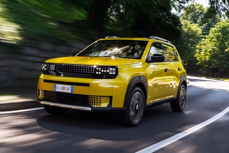 Với nhiều người, Fiat Grande Panda chẳng có ý nghĩa nhiều, đơn giản vì dù thuộc phân khúc SUV hạng B nhưng nó không được bán rộng rãi ở khắp mọi nơi. Thực tế, ngay cả ở châu Âu, không nhiều người biết đến sự tồn tại của nó. Tuy nhiên, canh bạc của Fiat vẫn có một lượng người hâm mộ khá đông đảo, chính vì thế, hãng đã cho ra mắt Grande Panda với truyền động thứ ba.