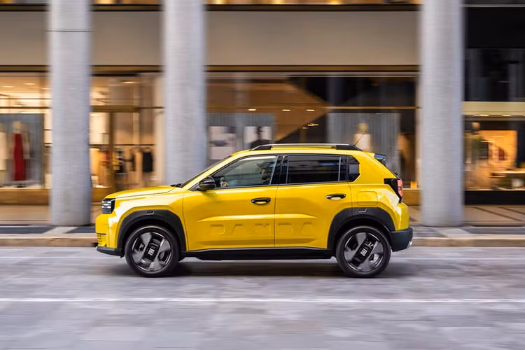 Fiat Grande Panda 2025 ra đời như một phiên bản "nhái" của Panda vào năm ngoái và cho đến tuần này, xe đã có thể đặt hàng với hai lựa chọn hệ truyền động hybrid và điện. Nhưng giờ đây, chúng đã được bổ sung thêm hệ truyền động thứ ba và cũng là hệ truyền động cuối cùng được hình dung cho dòng xe này, hệ truyền động chạy xăng.