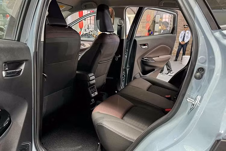 Suzuki Fronx 2026 cung cấp hai tùy chọn động cơ gồm GLX và SGX: động cơ 1.5L K15C DualJet Dual VVT, kết hợp hệ thống mild-hybrid SHVS 12V, công suất 100 PS, mô-men xoắn 135 Nm, đi kèm hộp số tự động 6 cấp.