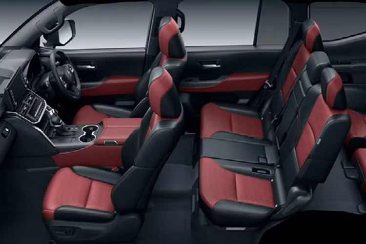 Bên trong khoang lái, Rally Raid sở hữu ghế bọc da kết hợp ultra suede, cùng một tấm plaque đặc biệt gắn trên bệ trung tâm để khẳng định tính giới hạn của phiên bản.