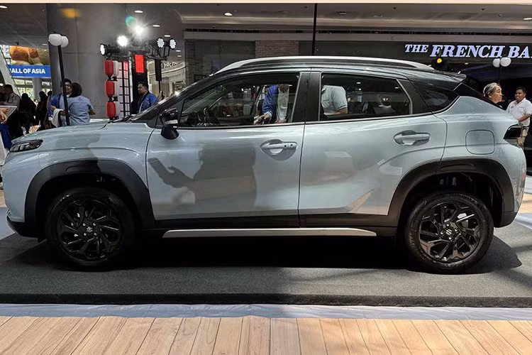 Kích thước tổng thể của Fronx lần lượt là 3.995 x 1.765 x 1.550 mm, chiều dài cơ sở 2.550 mm, trọng lượng không tải 2.275 kg. Dung tích khoang hành lý đạt 304 lít khi ghế sau dựng thẳng.