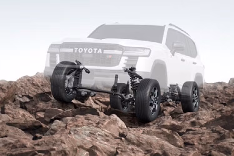 Về hệ truyền động, Land Cruiser Rally Raid giữ nguyên khối động cơ diesel V6 3.3L tăng áp kép, sản sinh công suất 304 mã lực (227 kW/309 PS) và mô-men xoắn 700 Nm. Sức mạnh được truyền tới cả bốn bánh thông qua hộp số tự động 10 cấp, đi kèm hệ dẫn động bốn bánh toàn thời gian và khóa vi sai điện tử cầu trước, cầu sau.