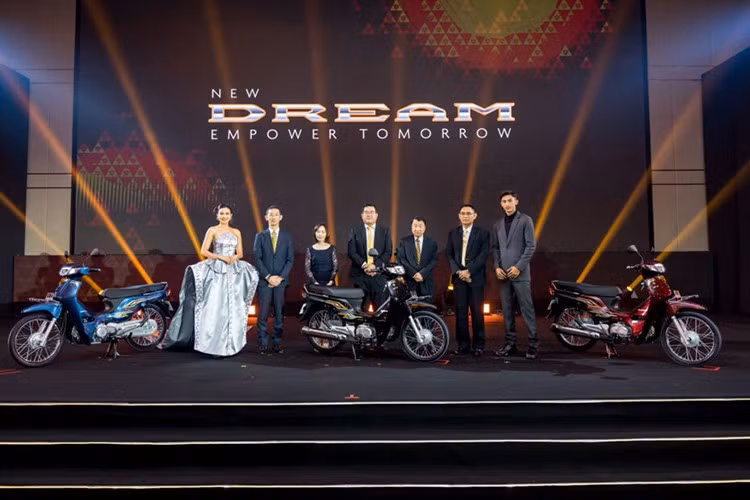 Honda Dream NCX 125i 2026 mới kế thừa tinh thần “Forever Glory” (Vinh quang vĩnh cửu), kết hợp thiết kế cổ điển sang trọng với động cơ 125cc hiện đại, tiết kiệm nhiên liệu và thân thiện môi trường.