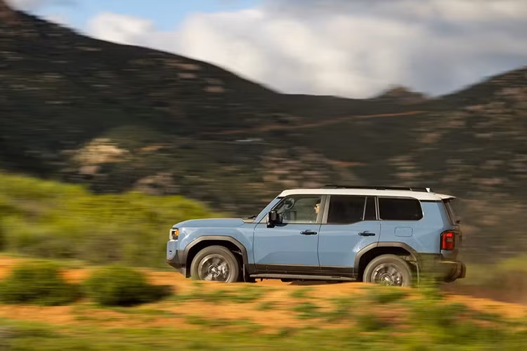 Theo công bố, mẫu xe SUV Land Cruiser 2026 có giá khởi điểm từ 57.200 USD, hoặc 58.695 USD nếu tính cả phí vận chuyển. So với mức 56.700 USD của phiên bản cơ sở năm ngoái, giá đã tăng thêm 500 USD.