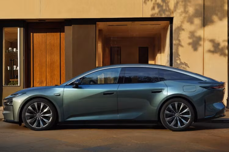 Điểm nổi bật nhất trên Toyota bZ7 là sự tích hợp khoang lái thông minh chạy Huawei HarmonyOS cùng hệ thống truyền động điện do Huawei phát triển.