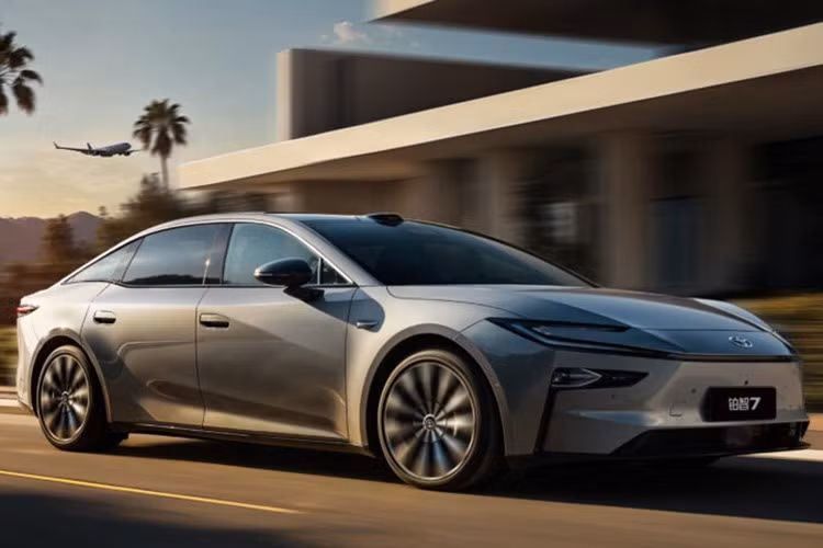 Việc ra mắt Toyota bZ7 2026 chạy điện được xem là bước đi quan trọng trong chiến lược mở rộng dòng xe bZ, khi bZ7 không chỉ sở hữu kích thước lớn, công nghệ hiện đại mà còn đánh dấu sự hợp tác sâu rộng của Toyota với những tập đoàn công nghệ hàng đầu Trung Quốc.