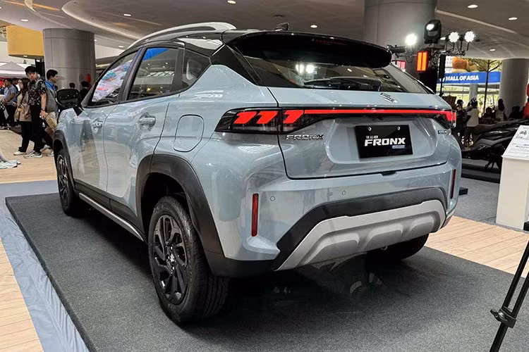 Phần đầu xe gây ấn tượng với lưới tản nhiệt cỡ lớn, tấm ốp gầm, cụm đèn pha tách rời kèm dải LED ban ngày. Xe còn có ốp nhựa đen quanh thân và khoảng sáng gầm 170 mm, mang đến dáng vẻ đặc trưng của SUV.