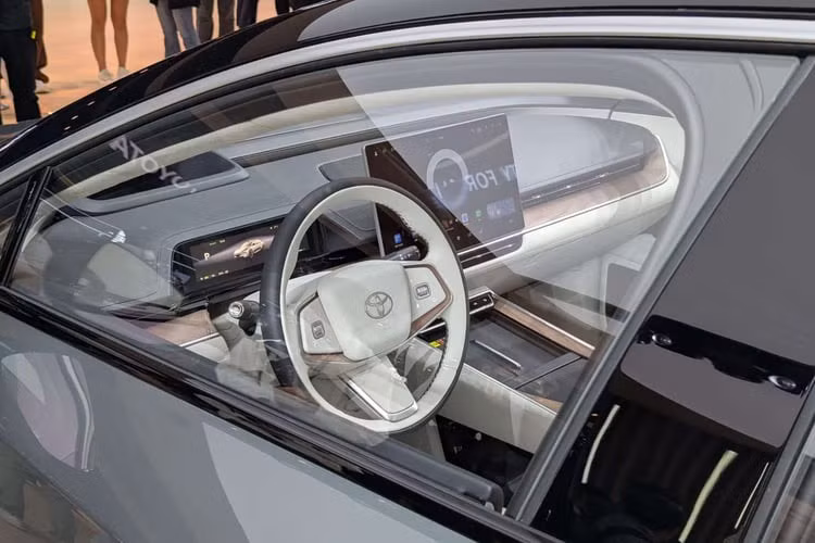 Toyota bZ7 sở hữu chiều dài hơn 5,1 mét, cụ thể là 5.130 mm, rộng 1.965 mm, cao 1.506 mm, cùng chiều dài cơ sở 3.020 mm và trọng lượng không tải 2.275 kg. Xe được định vị trong phân khúc sedan cỡ trung – lớn, cạnh tranh trực tiếp với những mẫu EV cao cấp.