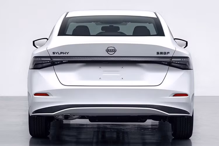 Theo kế hoạch, Nissan Sentra mới nhiều khả năng sẽ trình làng vào cuối năm nay tại Triển lãm Ô tô Los Angeles 2025. Về ngoại hình, phần đầu xe được làm mới toàn diện với dải LED chạy ngang nối liền cụm đèn pha mảnh, cùng đèn ban ngày dọc mang phong cách “răng nanh”.