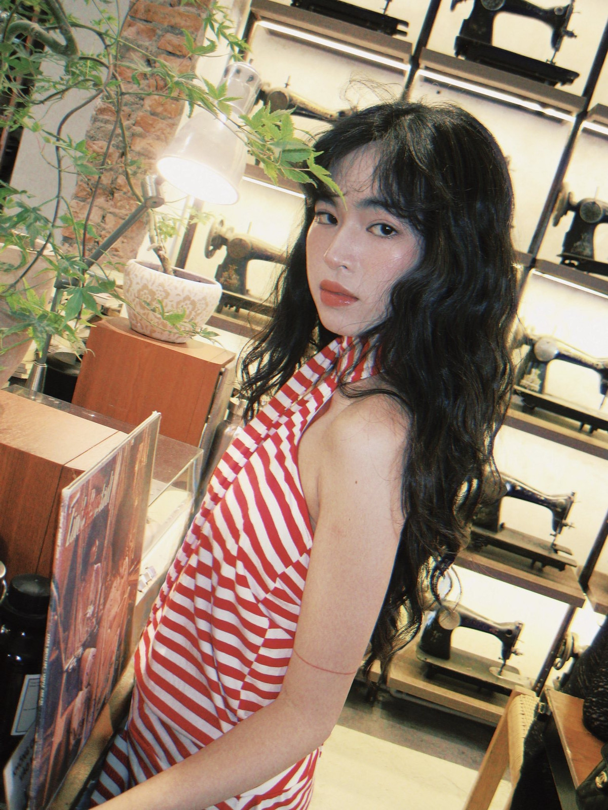 Dù không hoạt động quá rầm rộ trong showbiz, Khánh Vân vẫn giữ được sức hút và sự quan tâm của khán giả. Cô là một trong những gương mặt được giới trẻ yêu mến bởi hình ảnh gần gũi, tích cực và không ngừng nỗ lực trong nghệ thuật. Ảnh sử dụng trong bài: FBNV