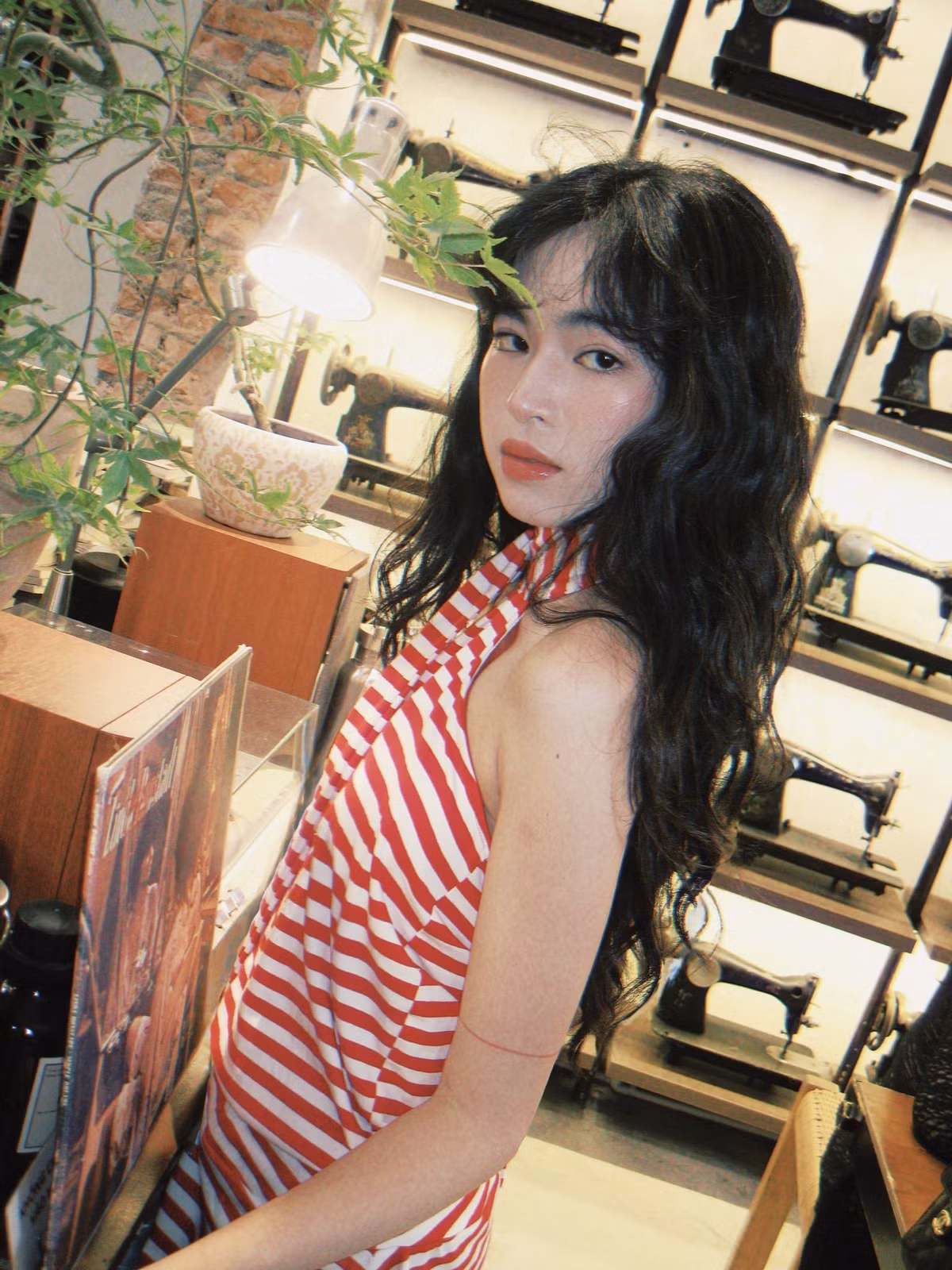 Dù không hoạt động quá rầm rộ trong showbiz, Khánh Vân vẫn giữ được sức hút và sự quan tâm của khán giả. Cô là một trong những gương mặt được giới trẻ yêu mến bởi hình ảnh gần gũi, tích cực và không ngừng nỗ lực trong nghệ thuật. Ảnh sử dụng trong bài: FBNV